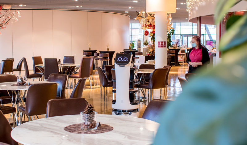 Service Roboter Bella Bot fährt durch Restaurant der Nougat-Welt